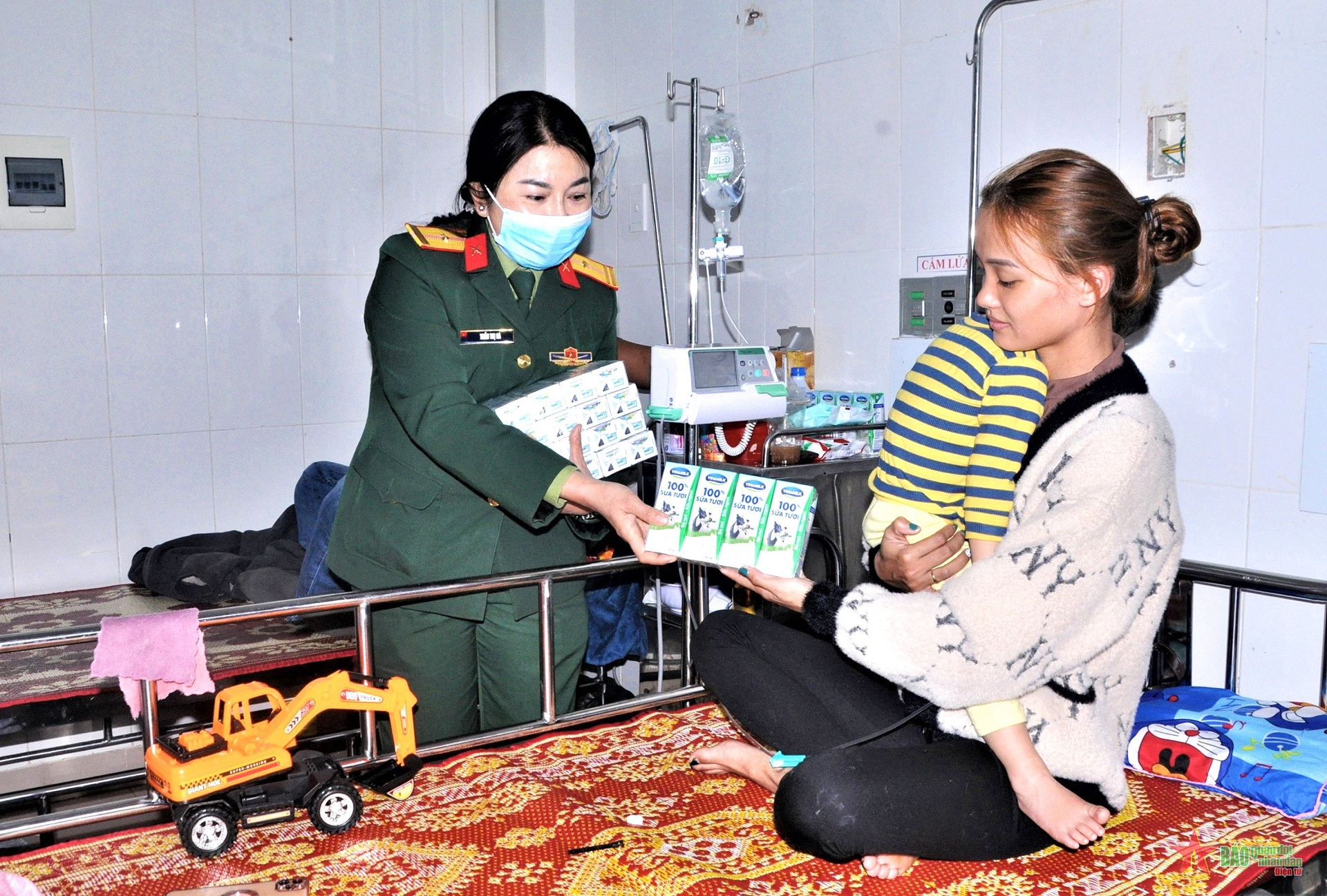 Những người mẹ mang quân hàm đỏ